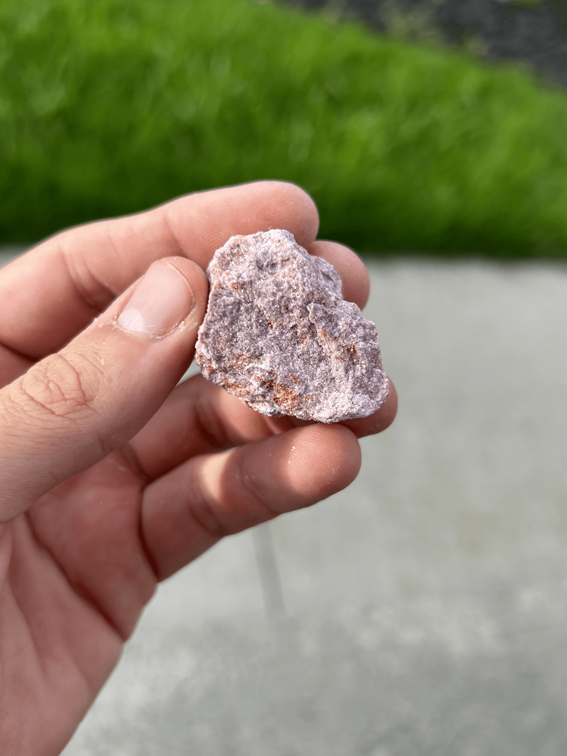 Making ceramic glazes with a magenta lepidolite [M]